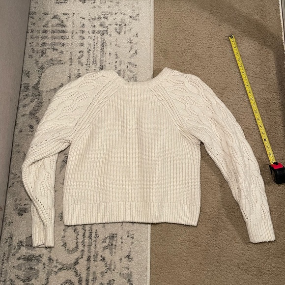 H&M ๐ค Women's Cream Cable Knit Sweater - Picture 2 of 7